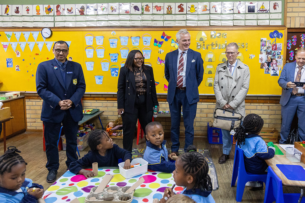 Randall Abrahams, principal of Tamboerskloof Primary School, Basic Education Minister Siviwe Gwarube, Finland’s Minister of Education, Anders Adlercreutz and Ambassador of Finland Pekka Metso meet Grade R learners during a school tour at Tamboerskloof Primary School on 17 August 2026. Photo: Shelley Christians/EduDesk